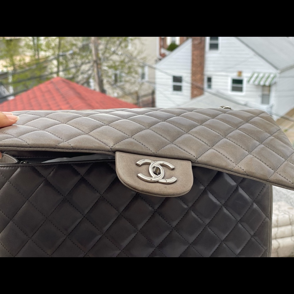 Authentic Chanel Maxi - Picture 9 of 13